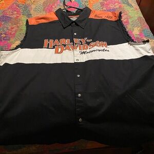 Brand new never worn, Men’s Harley Davidson button down sleeveless shirt! 3xl